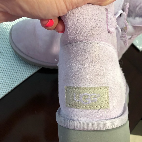 UGGS - Picture 2 of 3
